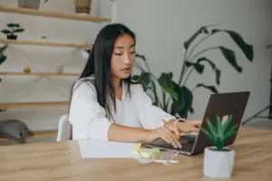 Sudah Ada UU Cipta Kerja, Kenapa WFH di Indonesia Jam Kerjanya Masih Semrawut?